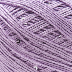 Primo piano filato Aurora viscosa con paillettes - Lilla, dettaglio texture gomitolo