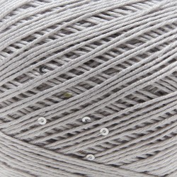 Primo piano filato Aurora viscosa con paillettes - Grigio Perla, dettaglio texture gomitolo