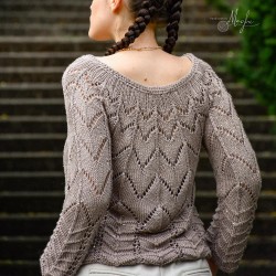 Maglia lavorata a mano con filato Aurora viscosa e paillettes - vista posteriore del completo ai ferri