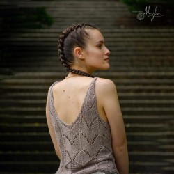 Top lavorato a maglia con filato Aurora in viscosa naturale - modello smanicato con paillettes