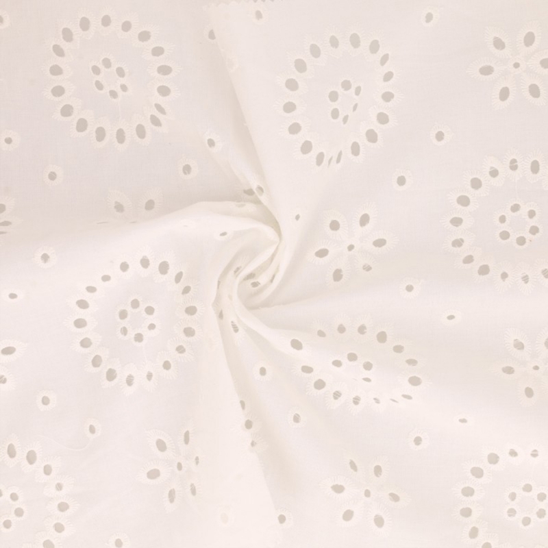 Tessuto sangallo cotone al metro ricamo floreale traforato bianco panna – dettaglio drappeggio broderie anglaise